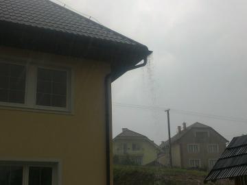 Asi o pol tretej dažďové zvody nestíhali odviesť v Asi o pol tretej dažďové zvody nestíhali odviesť v