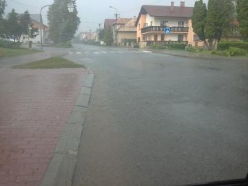 Odpadové šachty nestíhali odviesť vodu z cesty... Odpadové šachty nestíhali odviesť vodu z cesty...