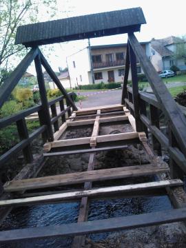 Po moste sa dnes /16.4.2014/ nedá chodiť Po moste sa dnes /16.4.2014/ nedá chodiť