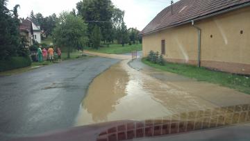 Voda z ulice Mieru topila domy na ul. 1 mája a dot Voda z ulice Mieru topila domy na ul. 1 mája a dot