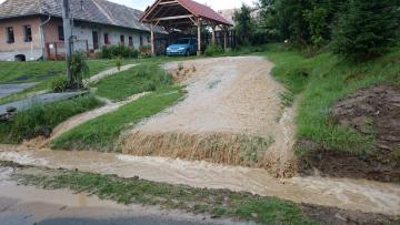 Voda vytekajúca z polí priehradkou na ul. Mieru Voda vytekajúca z polí priehradkou na ul. Mieru