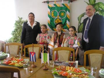 Veľvyslanec Kuby s očovskými súboristami Veľvyslanec Kuby s očovskými súboristami