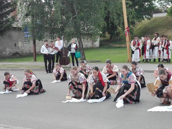 Váľanie máje 4.JPG Váľanie máje 4.JPG